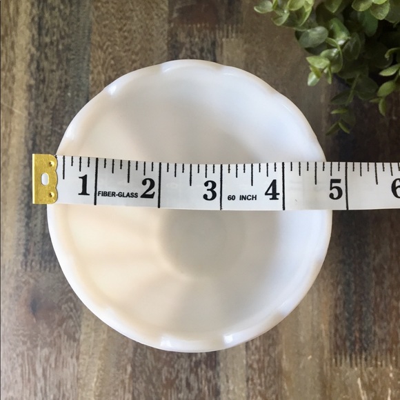 Scalloped white milk glass vase - Picture 4 of 5
